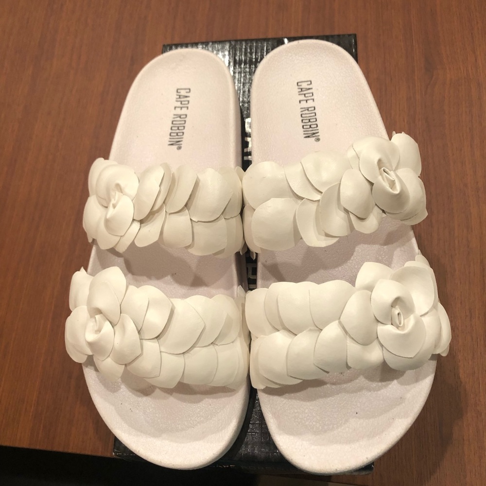 Cape Robbin white slides flowers